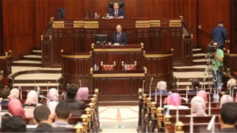 طلاب جامعة القاهرة يستعرضون قانون مكافحة التمييز بنموذج محاكاة البرلمان