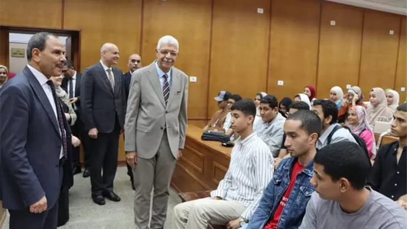 رئيس جامعة المنوفية يتفقد سير العملية التعليمية بكلية التربية