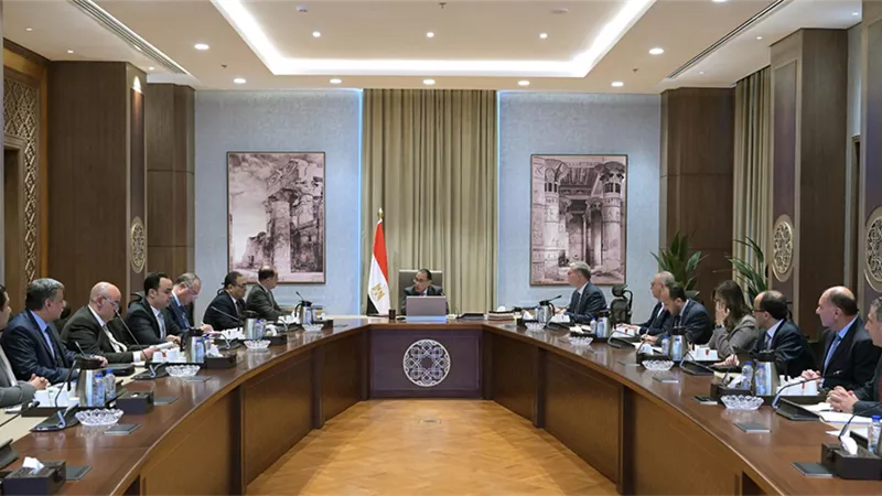 الحكومة: بدء تحويل السيارات الحكومية إلى العمل بالغاز الطبيعي