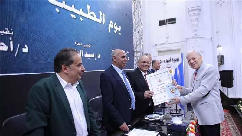 نقابة أطباء الجيزة تكرم الدكتور 