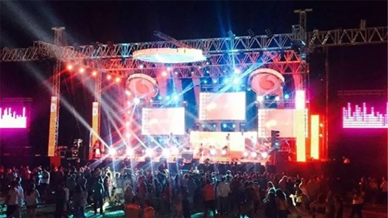 عمرو دياب يستعد لصعود مسرح حفله بالساحل الشمالى