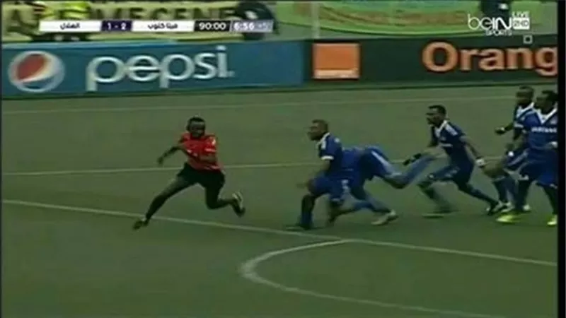بالفيديو.. حكم لقاء الزمالك وصن داونز ينحاز لأصحاب الأرض ويتعرض للضرب في الكونغو
