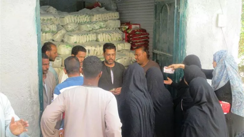 بالصور..توافر ٢٢ طن سكر حر فى المخازن بعد سد احتياجات المواطنين 