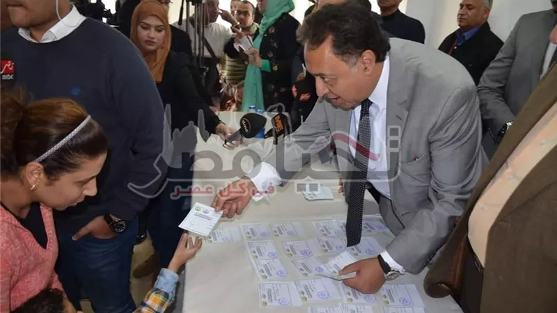 بالصور.. وزير الصحة على رأس قافلة طبية بالاسماعيلية للإطمئنان على حالات الأسر المسيحية القادمة من العريش