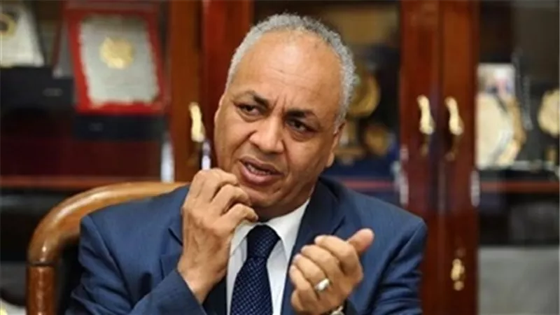 مصطفى بكري يطالب بإحالة المتلاعبين بالأسعار لمحاكمات عسكرية