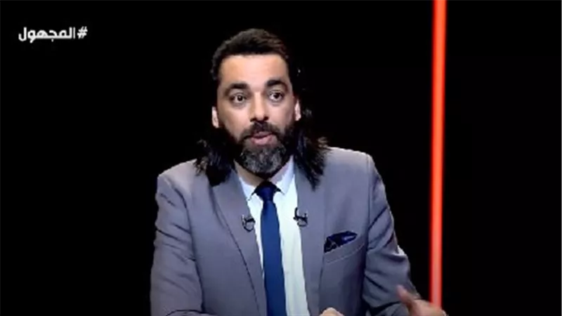 لونها أحمر وغير مخيفة.. محمود صلاح يفسر ما يظهر في سماء مصر وليبيا