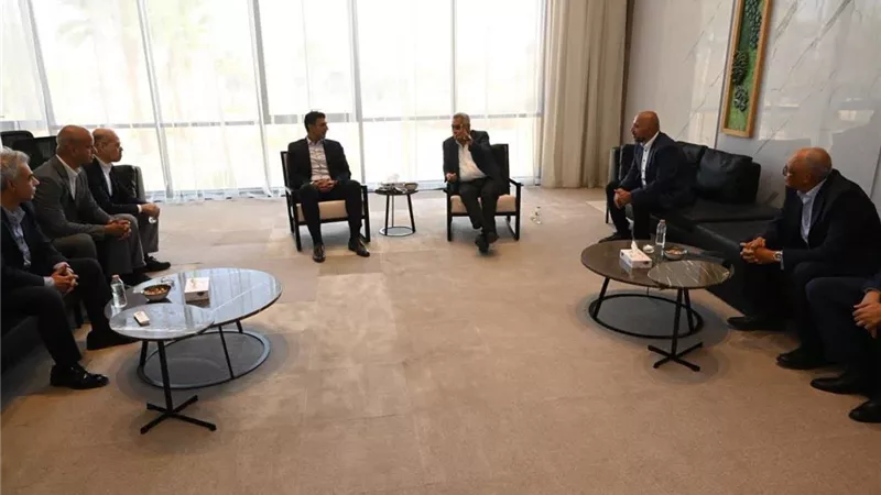 وزير الصناعة يتفقد مجمع «e² العلمين» ويبحث خطط التوسع الصناعي مع مجموعة التنمية الصناعية
